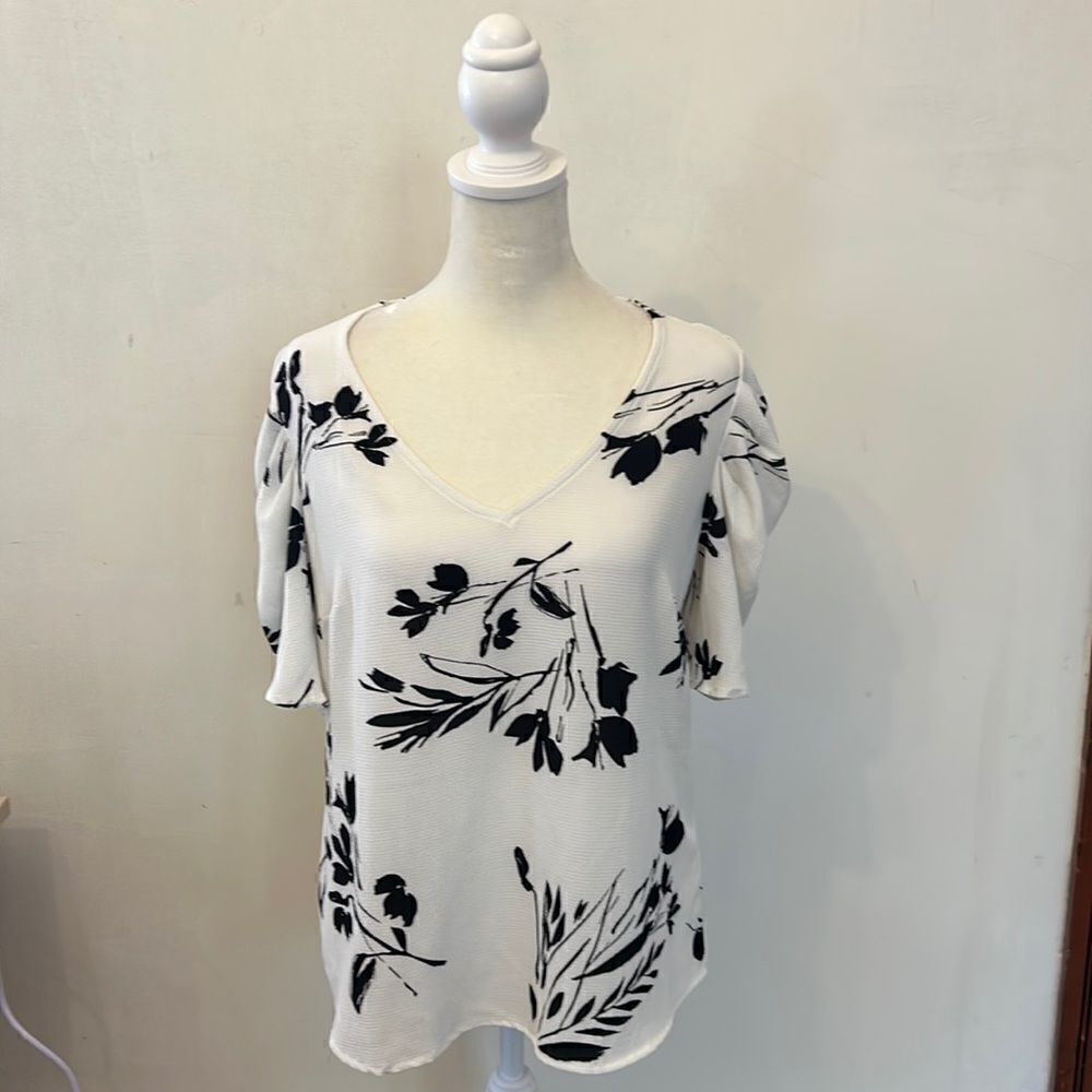 Cynthia Steffe white and black floral blouse with puff sleeves Size S